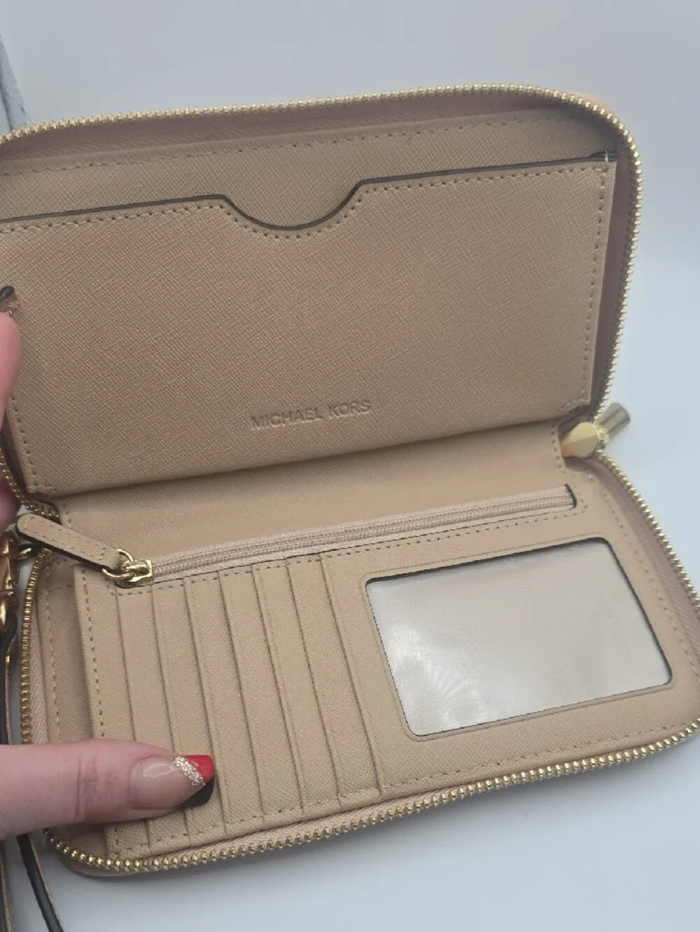 Michael Kors Beige Nude Saffiano Wristlet/Phone Holder W/ Gold Hardware (EUC)✨️